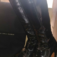 Stivali vernice nera con fibbie dorate Dell'Acqua