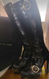 Stivali vernice nera con fibbie dorate Dell'Acqua