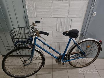 Bicicletta da donna vintage con cestino