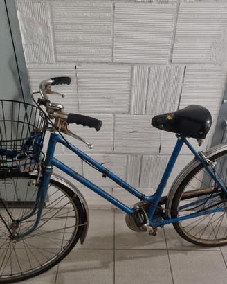 Bicicletta da donna vintage con cestino