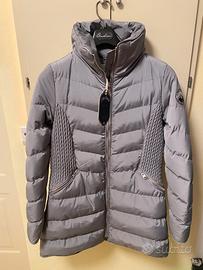 Grazioso piumino da donna grigio chiaro nuovo.