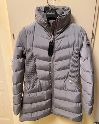 Grazioso piumino da donna grigio chiaro nuovo.