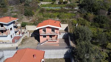 VILLA INDIPENDENTE PANORAMICA CON TERRENO A FURCI