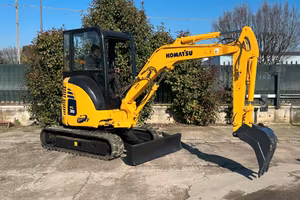 E221 - Escavatore 30 q Komatsu PC30