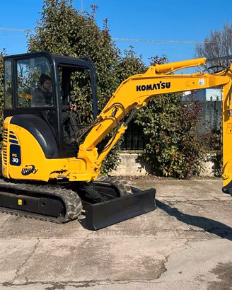 E221 - Escavatore 30 q Komatsu PC30
