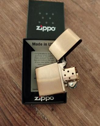 ZIPPO accendino color oro. Mai utilizzato. 
