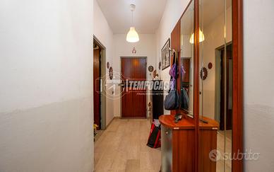 TRILOCALE CON BALCONE E GARAGE