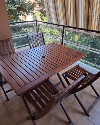 Set tavolo + 4 sedie in legno da esterno – 125x80