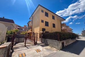Appartamento con box auto e ampi balconi