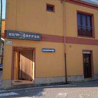 Locale commerciale con attività e arredi