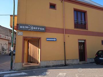 Locale commerciale con attività e arredi