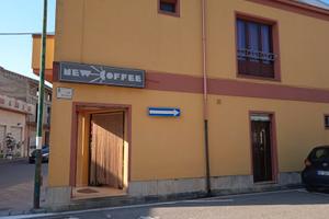 Locale commerciale con attività e arredi