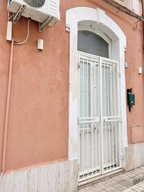 ZONA VIALE CADORNA : Bilocale con cortile privato