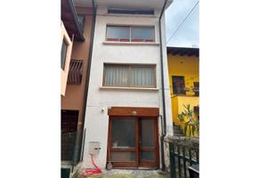 Porzione di casa con cortiletto e giardinetto