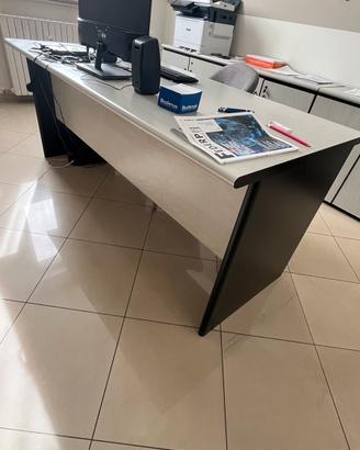 Arredamento ufficio - scrivania e mobili bassi