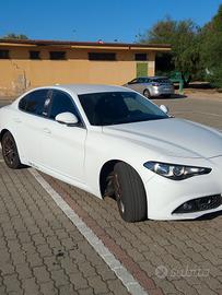 vengo Alfa romeo giulia anno 2017 con 94.000 km 