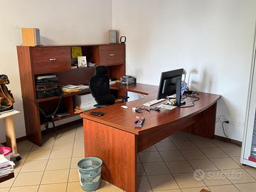 Scrivania angolare con mobile contenitore