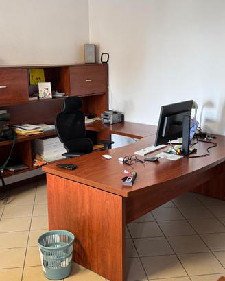 Scrivania angolare con mobile contenitore