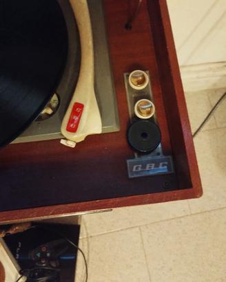 Giradischi vintage mobile di legno con ricami