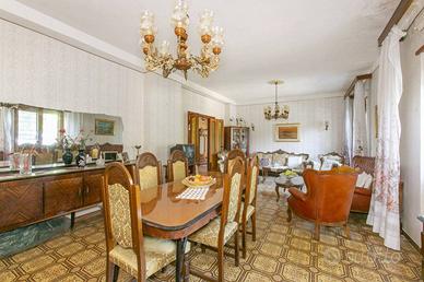 Villa di 340 m² con più di 5 locali e box auto dop