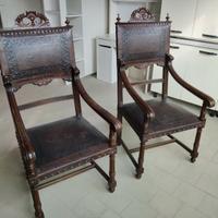 Coppia di sedie antiche in legno intagliato e cuoi