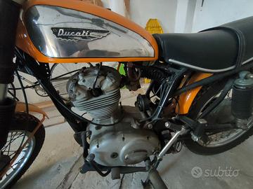Moto Ducati 250 Scrambler 1972