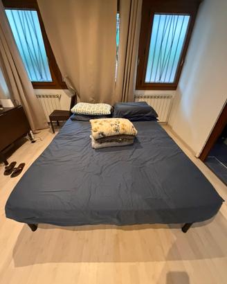 Letto materasso e cuscini