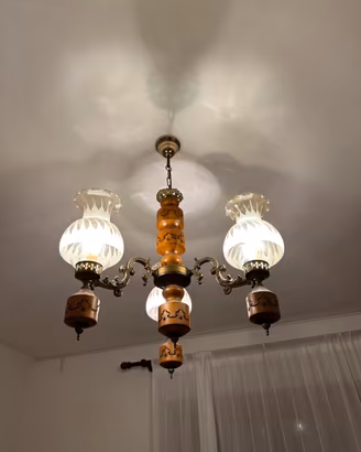 Lampadario vintage in legno e ottone a 3 luci