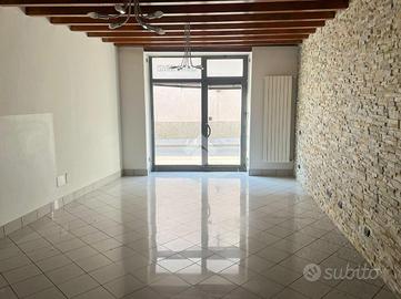 NEGOZIO A TREZZO SULL'ADDA