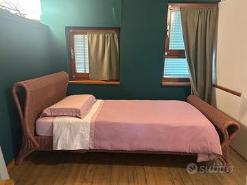 Letto in vimini a barca rosa antico