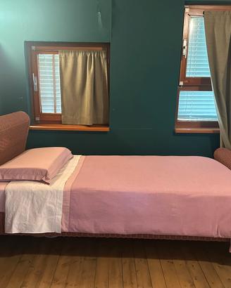 Letto in vimini a barca rosa antico