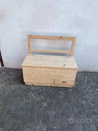 Vecchia cassa per la legna in abete