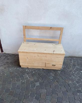 Vecchia cassa per la legna in abete