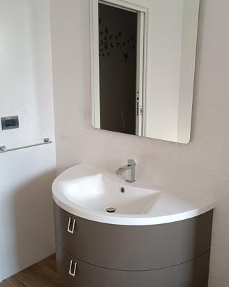 mobile bagno con specchio e luce led