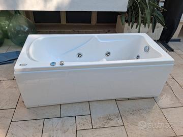 Vasca idromassaggio e sanitari 