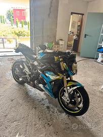 BMW S1000R 2022 con utilitaria