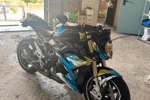 BMW S1000R 2022 con utilitaria