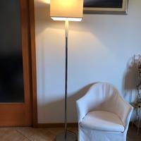 Lampada da terra in acciaio e vetro bianco