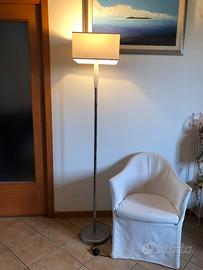 Lampada da terra in acciaio e vetro bianco