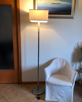 Lampada da terra in acciaio e vetro bianco