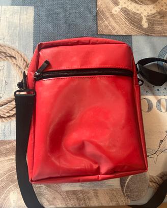 Marsupio rosso con tracolla regolabile