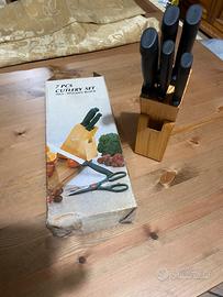 Ceppo in legno con set da cucina