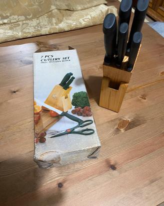 Ceppo in legno con set da cucina