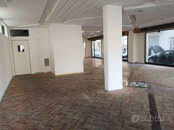 Locale commerciale mq 200