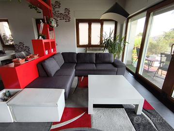 Divano angolare grigio scuro 270 × 210 cm