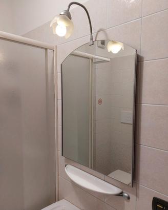 specchio bagno con mensola e faretto