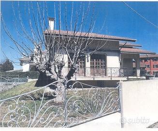 Villa singola con giardino/5 camere/4 bagni/garage