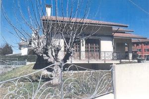 Villa singola con giardino/5 camere/4 bagni/garage