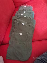 Pantaloni giacche maglie cappelli militari