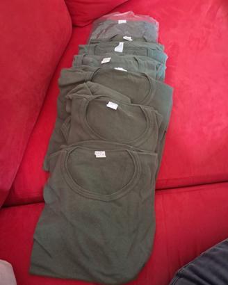 Pantaloni giacche maglie cappelli militari